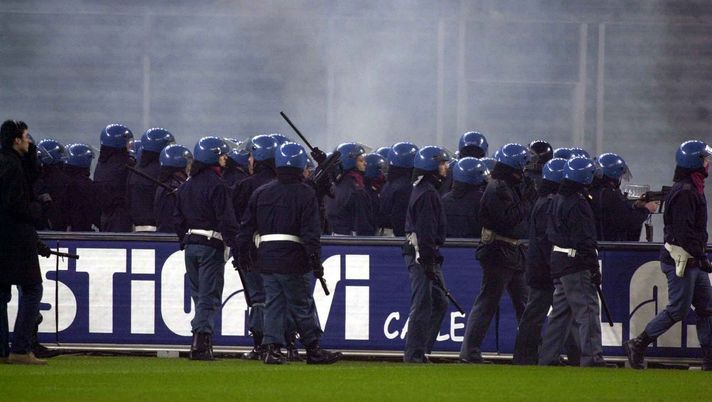 Torino - Milan 2003, le Forze dell'Ordine in azione (credits: GETTY Images) 
