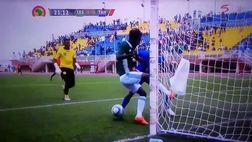 VIDEO / Mai visto un errore del genere sui campi di calcio! Anzi, doppio errore