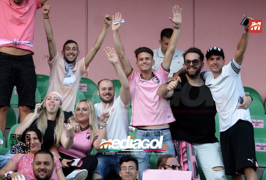 Fototifo, facce da Serie B. I tifosi allo stadio per Palermo-Padova 1-0 - immagine 83