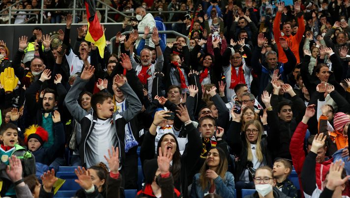 SINSHEIM, GERMANY - MARCH 26: Germany fans celebrate after their sides second goal during the International Friendly match between Germany and Israel at PreZero-Arena on March 26, 2022 in Sinsheim, Germany. (Photo by Alexander Hassenstein/Getty Images) Germania-Israele, tifoso rischia fino a 3 anni di carcere: ecco il motivo - immagine 1