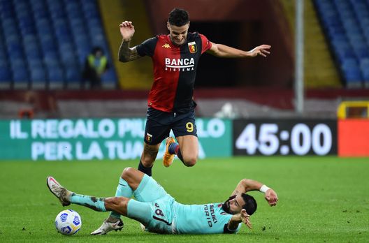 GENOA, ITALY - NOVEMBER 04: Tomas Rincon of Torino FC opposed to Gianluca Scamacca of Genoa CFC during the Serie A match between Genoa CFC and Torino FC at Stadio Luigi Ferraris on November 4, 2020 in Genoa, Italy. (Photo by Paolo Rattini/Getty Images) GENOA, ITALY - NOVEMBER 04: Tomas Rincon of Torino FC opposed to Gianluca Scamacca of Genoa CFC during the Serie A match between Genoa CFC and Torino FC at Stadio Luigi Ferraris on November 4, 2020 in Genoa, Italy. (Photo by Paolo Rattini/Getty Images)