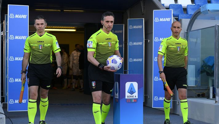REGGIO NELL'EMILIA, ITALY - APRIL 17: Referee Gianluca Aureliano during the Serie A match between US Sassuolo and ACF Fiorentina at Mapei Stadium - Città del Tricolore on April 17, 2021 in Reggio nell'Emilia, Italy. Sporting stadiums around Italy remain under strict restrictions due to the Coronavirus Pandemic as Government social distancing laws prohibit fans inside venues resulting in games being played behind closed doors. (Photo by Alessandro Sabattini/Getty Images) REGGIO NELL'EMILIA, ITALY - APRIL 17: Referee Gianluca Aureliano during the Serie A match between US Sassuolo and ACF Fiorentina at Mapei Stadium - Città del Tricolore on April 17, 2021 in Reggio nell'Emilia, Italy. Sporting stadiums around Italy remain under strict restrictions due to the Coronavirus Pandemic as Government social distancing laws prohibit fans inside venues resulting in games being played behind closed doors. (Photo by Alessandro Sabattini/Getty Images)