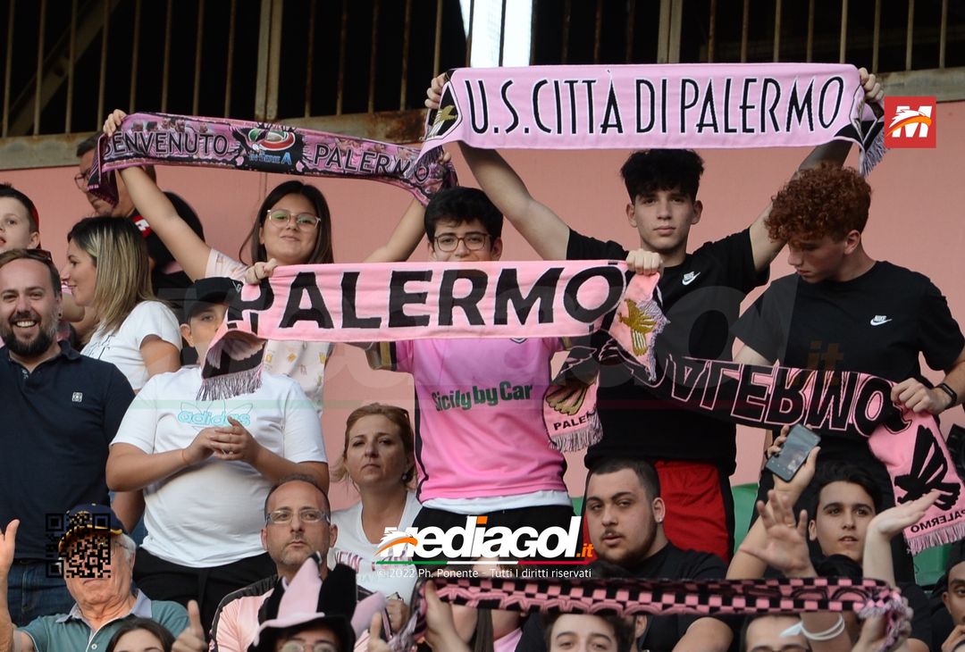 Fototifo, i tifosi allo stadio per Palermo-Feralpisaló 1-0 (gallery) - immagine 3