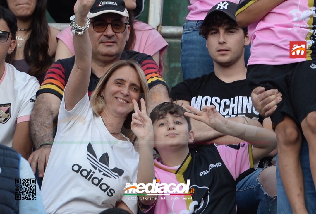 Fototifo, i tifosi allo stadio per Palermo-Feralpisaló 1-0 (gallery) - immagine 16