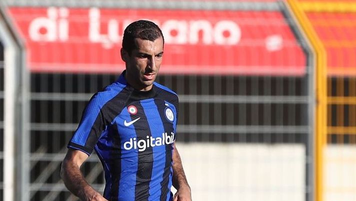 LUGANO, SWITZERLAND - JULY 12: Henrikn Mkhitaryan of FC Internazionale in action during Pre-season Friendly between FC Lugano v FC Internazionale at Cornaredo Stadium on July 12, 2022 in Lugano, Switzerland. (Photo by Marco Luzzani/Getty Images) Infortunio Mkhitaryan, le sensazioni di Sky: “Quanto rischia di stare ai box” - immagine 1