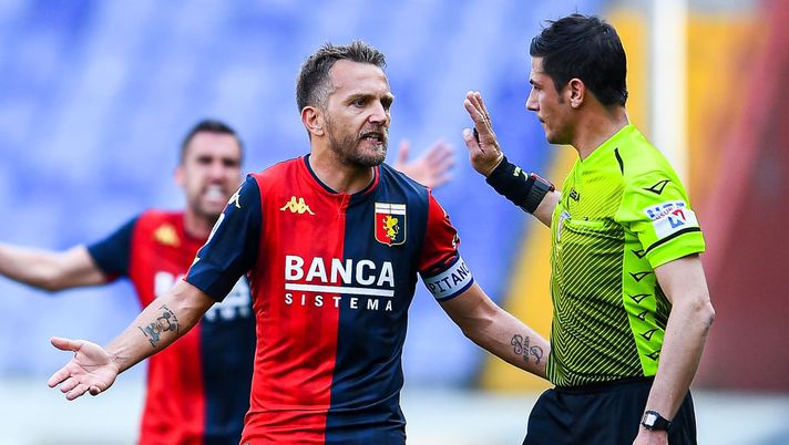 GENOA, ITALY - APRIL 24: Domenico Criscito of Genoa (C) complains with Italian referee Gianluca Manganiello after he has disallowed a goal scored by Goran Pandev of Genoa during the Serie A match between Genoa CFC and Spezia Calcio at Stadio Luigi Ferraris on April 24, 2021 in Genoa, Italy. (Photo by Getty Images) GENOA, ITALY - APRIL 24: Domenico Criscito of Genoa (C) complains with Italian referee Gianluca Manganiello after he has disallowed a goal scored by Goran Pandev of Genoa during the Serie A match between Genoa CFC and Spezia Calcio at Stadio Luigi Ferraris on April 24, 2021 in Genoa, Italy. (Photo by Getty Images)