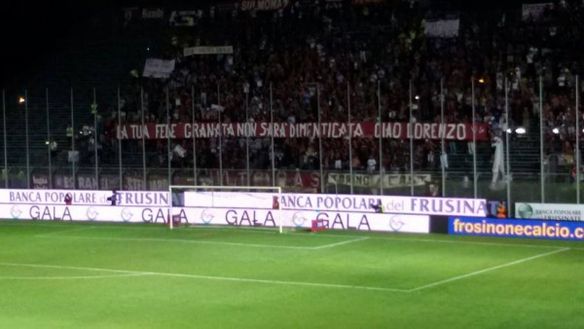 La Curva ricorda lo storico ultras Lorenzo. La Curva ricorda lo storico ultras Lorenzo.
