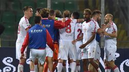 Bari, tifosi infuriati e contestazione shock al ‘San Nicola’: “Se non ci credete questa fine farete”. E spunta una testa di maiale…