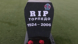 Tifosi della Dinamo Mosca mettono una lapide sul campo dei rivali del Torpedo