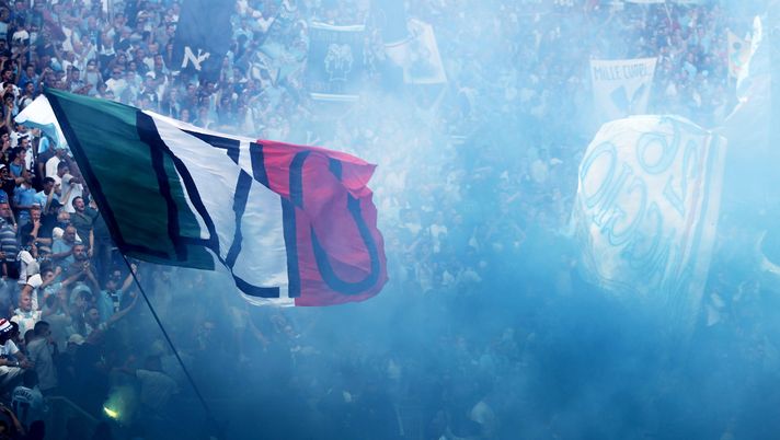 ROME, ITALY - SEPTEMBER 22: SS Lazio fans support their team during the Serie A match between AS Roma and SS Lazio at Stadio Olimpico on September 22, 2013 in Rome, Italy. (Photo by Paolo Bruno/Getty Images) Aria pesante in casa Lazio: oggi la contestazione dei tifosi - immagine 1