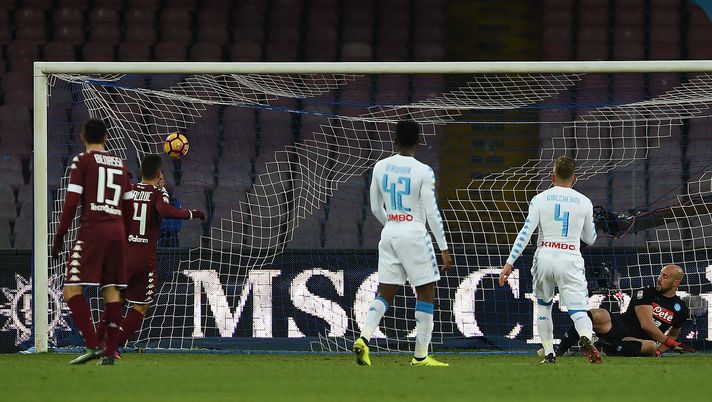 NAPLES, ITALY - DECEMBER 18: Torinos player Iago Falque scores the 5-3 goal during the Serie A match between SSC Napoli and FC Torino at Stadio San Paolo on December 18, 2016 in Naples, Italy.  (Photo by Francesco Pecoraro/Getty Images) 