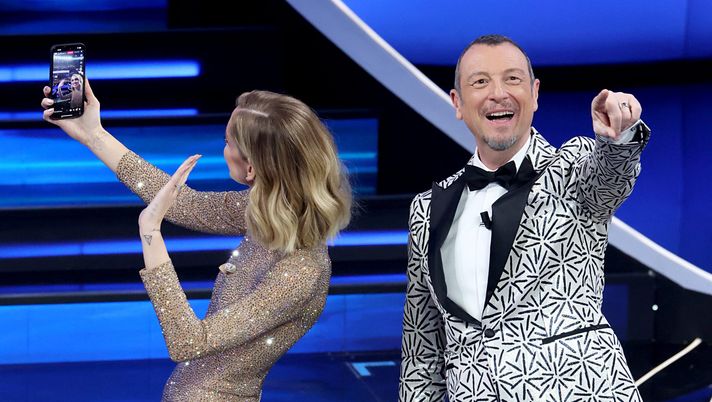 Sanremo, Amadeus riceve la maglia del Napoli: “A -13 fa freddo, primo posto meritato” - immagine 1