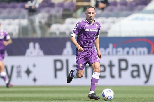  FLORENCE, ITALY - APRIL 25: Franck Ribery of ACF Fiorentina in action during the Serie A match between ACF Fiorentina and Juventus at Stadio Artemio Franchi on April 25, 2021 in Florence, Italy. Sporting stadiums around Italy remain under strict restrictions due to the Coronavirus Pandemic as Government social distancing laws prohibit fans inside venues resulting in games being played behind closed doors. (Photo by Gabriele Maltinti/Getty Images) 
