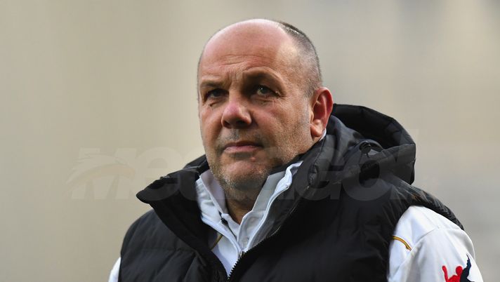 PARMA, ITALY - APRIL 02:  Head coach Bruno Tedino of US Citta di Palermo looks on before the serie B match between Parma Calcio and US Citta di Palermo at Stadio Ennio Tardini on April 2, 2018 in Parma, Italy.  (Photo by Alessandro Sabattini/Getty Images) 