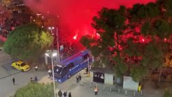 Cielo di Barcellona tutto rosso: è il pullman del Barça che arriva al derby del Camp Nou