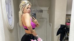 Wanda Nara in “pink mood”: il décolleté e il lato B mandano in tilt i social