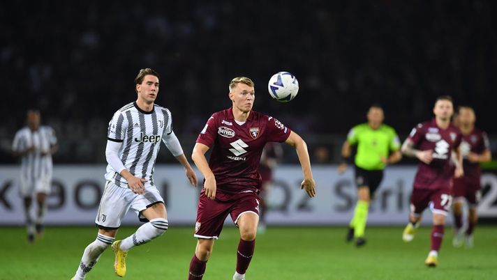 TURIN, ITALY - OCTOBER 15: Perr Schuurs of Torino FC is challenged by Dusan Vlahovic of Juventus during the Serie A match between Torino FC and Juventus at Stadio Olimpico di Torino on October 15, 2022 in Turin, Italy. (Photo by Valerio Pennicino/Getty Images) Juve-Toro sarà il primo derby non milanese del 2023… - immagine 1