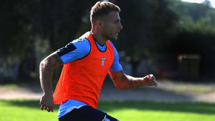 ROME, ITALY - OCTOBER 23: Ciro Immobile of SS Lazio in action during the SS Lazio training session at Formello sport centre on October 23, 2019 in Rome, Italy. (Photo by Paolo Bruno/Getty Images) Immobile, la Gazzetta: “Lo stop per il ginocchio è un fantasma passeggero” - immagine 1