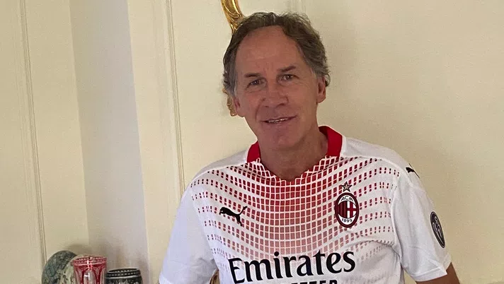Franco Baresi con la nuova seconda maglia del Milan per la stagione 2020-2021 (credits: Official Franco Baresi Twitter account)