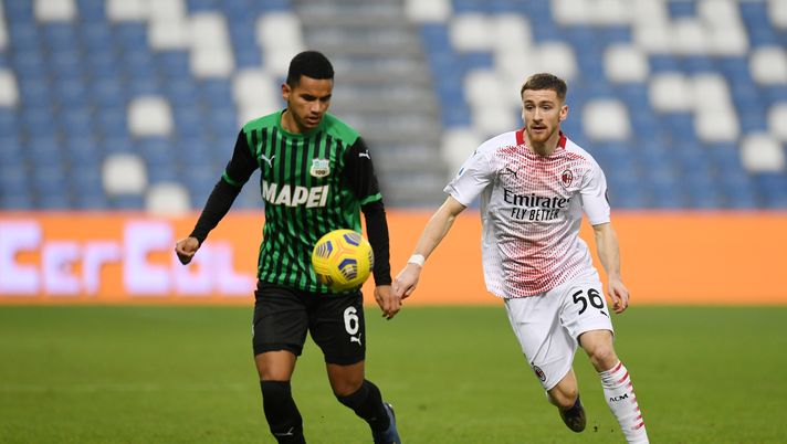REGGIO NELL'EMILIA, ITALY - DECEMBER 20: Rogerio of US Sassuolo battles for possession with Alexis Saelemaekers of AC Milan during the Serie A match between US Sassuolo and AC Milan at Mapei Stadium - Città del Tricolore on December 20, 2020 in Reggio nell'Emilia, Italy. Sporting stadiums around Italy remain under strict restrictions due to the Coronavirus Pandemic as Government social distancing laws prohibit fans inside venues resulting in games being played behind closed doors. (Photo by Alessandro Sabattini/Getty Images) Milan-Sassuolo: chi recupera e chi no per il match di San Siro - immagine 1