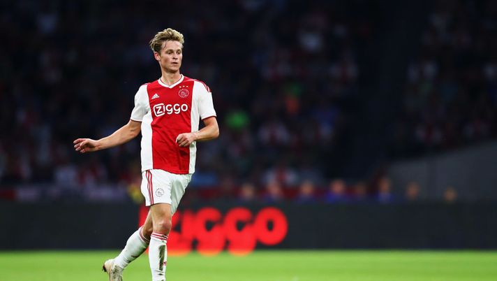AMSTERDAM, NETHERLANDS - AUGUST 14:  Frenkie de Jong of Ajax in action during the UEFA Champions League third round qualifying match between Ajax and Royal Standard de Liege at Johan Cruyff Arena on August 14, 2018 in Amsterdam, Netherlands.  (Photo by Dean Mouhtaropoulos/Getty Images)