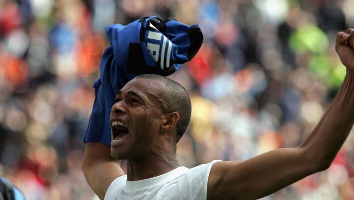 MILAN, ITLAY - APRIL 17: Jose Ze Maria of Inter celebrates his goa during the Seria A game between Inter Milan and Cagliari at the Stadio Giuseppe Meazza on April 17, 2005 in Milan, Italy. (Photo by New Press/Getty Images) MILAN, ITLAY - APRIL 17: Jose Ze Maria of Inter celebrates his goa during the Seria A game between Inter Milan and Cagliari at the Stadio Giuseppe Meazza on April 17, 2005 in Milan, Italy. (Photo by New Press/Getty Images)