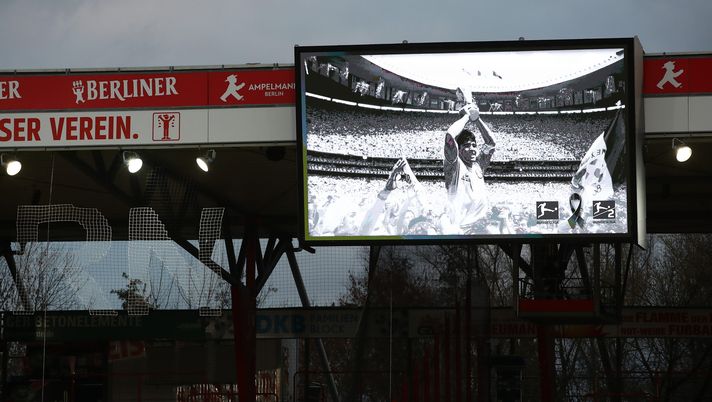 BERLIN, GERMANY - NOVEMBER 28: Tributes for former footballer, Diego Maradona, who recently passed away are seen inside the stadium prior to the Bundesliga match between 1. FC Union Berlin and Eintracht Frankfurt at Stadion An der Alten Foersterei on November 28, 2020 in Berlin, Germany. Football Stadiums around Europe remain empty due to the Coronavirus Pandemic as Government social distancing laws prohibit fans inside venues resulting in fixtures being played behind closed doors. (Photo by Maja Hitij/Getty Images) C’è Diego Maradona sui magazine tedeschi: è la vigilia di Eintracht-Napoli - immagine 1