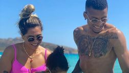 Dalbert si rilassa al mare: lo scatto in famiglia del calciatore brasiliano