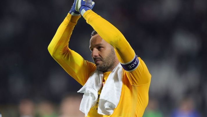 LA SPEZIA, ITALY - APRIL 15: Samir Handanovic goalkeeper of FC Internazionale greets the fans after during the Serie A match between Spezia Calcio and FC Internazionale at Stadio Alberto Picco on April 15, 2022 in La Spezia, Italy. (Photo by Gabriele Maltinti/Getty Images) Handanovic: “Resto un altro anno all’Inter e sono pronto per il dualismo con Onana” - immagine 1