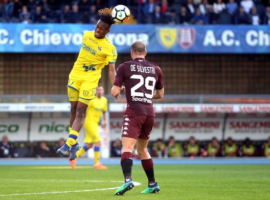  VERONA, ITALY - APRIL 14: Samuel Bastien (L) of Chievo Verona competes with Lorenzo De Silvestri of Torino FC during the serie A match between AC Chievo Verona and Torino FC at Stadio Marc'Antonio Bentegodi on April 14, 2018 in Verona, Italy. (Photo by Dino Panato/Getty Images) 
