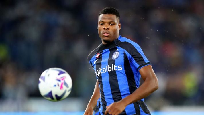 ROME, ITALY - AUGUST 26: Denzel Dumfries of FC Internazionale runs with the ball during the Serie A match between SS Lazio and FC Internazionale at Stadio Olimpico on August 26, 2022 in Rome, Italy. (Photo by Paolo Bruno/Getty Images) Gazzetta: “Dumfries sta tornando ai suoi livelli: non è quello del Qatar, ma…” - immagine 1