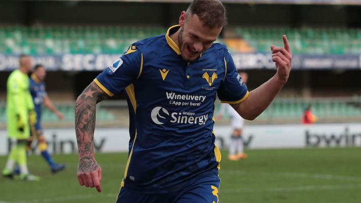 VERONA, ITALY - JANUARY 10: Federico Dimarco of Hellas Verona celebrates his goal during the Serie A match between Hellas Verona FC and FC Crotone at Stadio Marcantonio Bentegodi on January 10, 2021 in Verona, Italy. (Photo by Emilio Andreoli/Getty Images) Verona, cosa filtra su Dimarco e il tridente con Lasagna: Lazovic c’è, la formazione provata - immagine 1