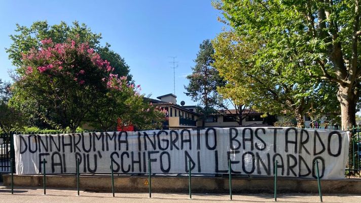 Donnarumma: la Curva Sud esibisce lo striscione a Milanello (credits: pianetamilan) 
