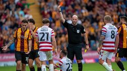 Doppio giallo record in League Two: somma di ammonizioni in 17 secondi…