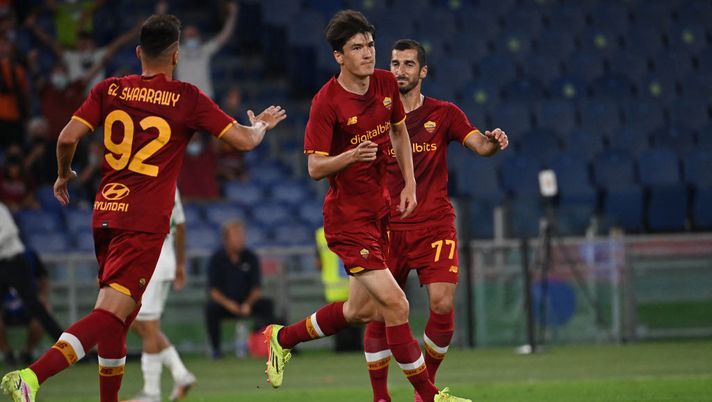 Roma's Uzbek forward Eldor Shomurodov (C) celebrates after scoring, during the Italian friendly football match AS Rome vs Raja Club Athletic at the Olympic stadium in Rome on August 14, 2021. (Photo by Andreas SOLARO / AFP) (Photo by ANDREAS SOLARO/AFP via Getty Images) Roma, la Gazzetta: “Mourinho è incantato da Shomurodov. Lo vuole con Abraham” - immagine 1