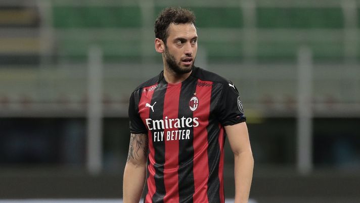 Hakan Calhanoglu (centrocampista AC Milan), qui durante Milan-Manchester United 0-1 (Europa League 2020-2021) | News (Getty Images) 