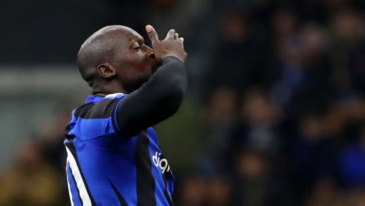 MILAN, ITALY - FEBRUARY 18: Romelu Lukaku of FC Internazionale celebrates after scoring the team's first goal from a penalty kick during the Serie A match between FC Internazionale and Udinese Calcio at Stadio Giuseppe Meazza on February 18, 2023 in Milan, Italy. (Photo by Marco Luzzani/Getty Images) Sky: “Lukaku, a Londra ci sono i responsabili dei contratti della Roma: ora si chiude” - immagine 1