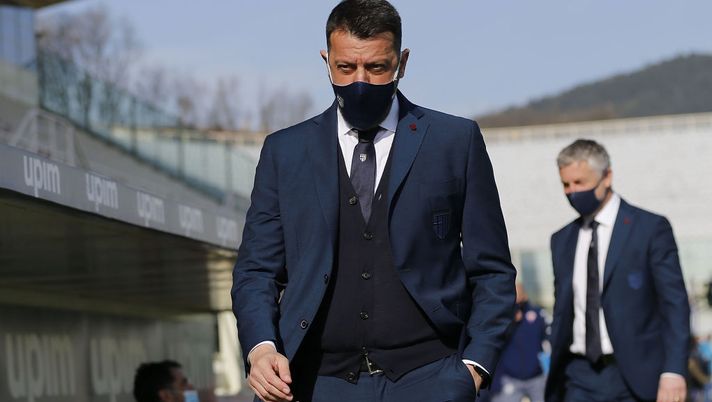 FLORENCE, ITALY - MARCH 07: Roberto D'Aversa manager of Parma Calcio looks on during the Serie A match between ACF Fiorentina and Parma Calcio at Stadio Artemio Franchi on March 7, 2021 in Florence, Italy.  (Photo by Gabriele Maltinti/Getty Images) 