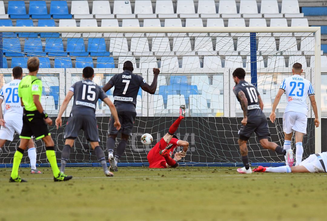  FERRARA, ITALY - JULY 09: Rodrigo De Paul of Udinese Calcio  scores the opening goal during the Serie A match between SPAL and Udinese Calcio at Stadio Paolo Mazza on July 09, 2020 in Ferrara, Italy. (Photo by Alessandro Sabattini/Getty Images) 