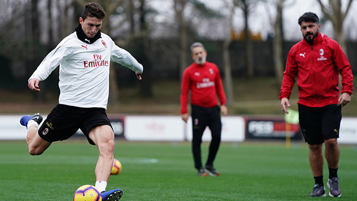 Mattia Caldara e Gennaro Gattuso in allenamento con il Milan a Milanello (credits: acmilan.com) 