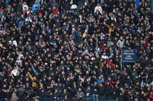 NAPLES, ITALY - MARCH 19: Fans enjoy the pre match atmosphere prior to the Serie A match between SSC Napoli and Udinese Calcio at Stadio Diego Armando Maradona on March 19, 2022 in Naples, Italy. (Photo by Francesco Pecoraro/Getty Images) Napoli-Monza, biglietti in vendita da oggi: prezzi e modalità d’acquisto- immagine 2