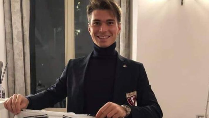 Finimondo social: giocatore in divisa Toro sorridente con una maglia della Juve...! Finimondo social: giocatore in divisa Toro sorridente con una maglia della Juve...!