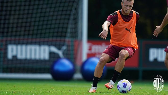 Tommaso Pobega in allenamento con il Milan (credits: acmilan.com) 
