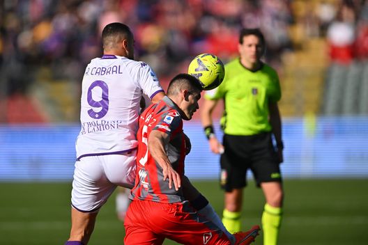 CREMONA, ITALY - MARCH 12: Arthur Mendonca Cabral of ACF Fiorentina and Johan Vasquez of US Cremonese fight for the ball during the Serie A match between US Cremonese and ACF Fiorentina at Stadio Giovanni Zini on March 12, 2023 in Cremona, Italy. (Photo by Marco M. Mantovani/Getty Images) QS: “Mandragora e Cabral liquidano la Cremonese. La Fiorentina passeggia”- immagine 2
