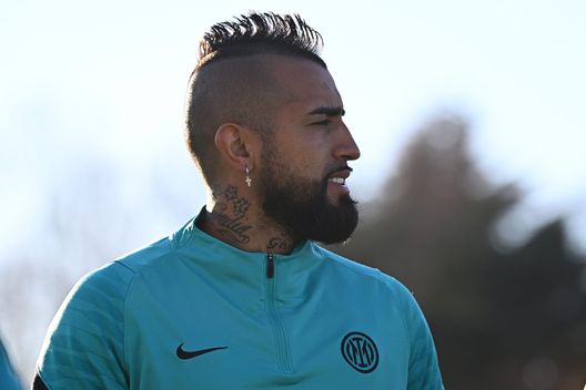 COMO, ITALY - JANUARY 11: Arturo Vidal of FC Internazionale looks on during the FC Internazionale training session at the club's training ground Suning Training Center at Appiano Gentile on January 11, 2022 in Como, Italy. (Photo by Mattia Ozbot - Inter/Inter via Getty Images) Vidal