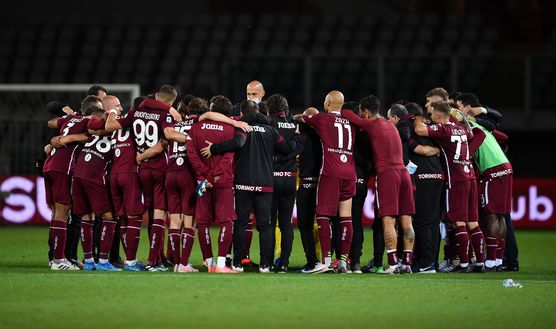  TURIN, ITALY - MAY 23: The Torino squad and staff huddle following the Serie A match between Torino FC v Benevento Calcio at Olimpico Stadium on May 23, 2021 in Turin, Italy. Sporting stadiums around Italy remain under strict restrictions due to the Coronavirus Pandemic as Government social distancing laws prohibit fans inside venues resulting in games being played behind closed doors. (Photo by Valerio Pennicino/Getty Images) 