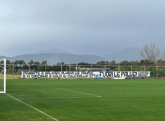 Striscione dei tifosi della Salernitana: “Salvate la dignità. Vi cacciamo dalla città”- immagine 2