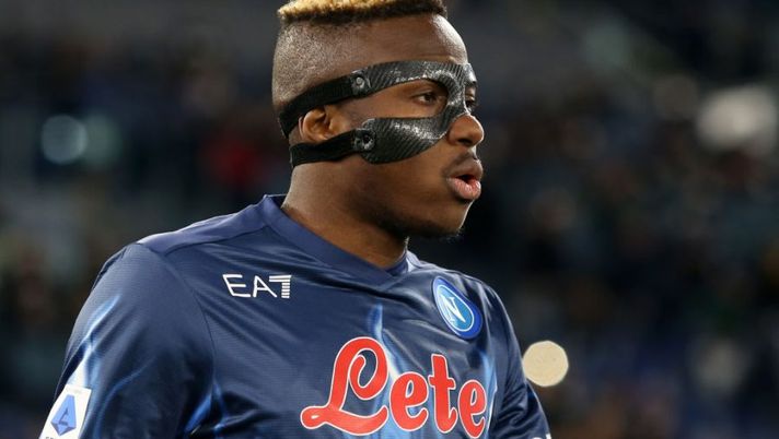 ROME, ITALY - FEBRUARY 27: Victor Osimhen of SSC Napoli is seen wearing a face guard as he walks out prior to the Serie A match between SS Lazio and SSC Napoli at Stadio Olimpico on February 27, 2022 in Rome, Italy. (Photo by Paolo Bruno/Getty Images) Gazzetta: “Ti vendo Osimhen ma tu prendi Ronaldo: Mendes e la tentazione per ADL” - immagine 1