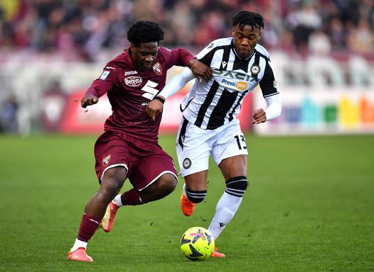 TURIN, ITALY - FEBRUARY 05: Ola Aina of Torino FC battles for possession with Destiny Udogie of Udinese Calcio during the Serie A match between Torino FC and Udinese Calcio at Stadio Olimpico di Torino on February 05, 2023 in Turin, Italy. (Photo by Valerio Pennicino/Getty Images)