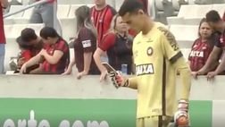 VIDEO / Atletico Paranaense, il portiere usa il cellulare durante la partita